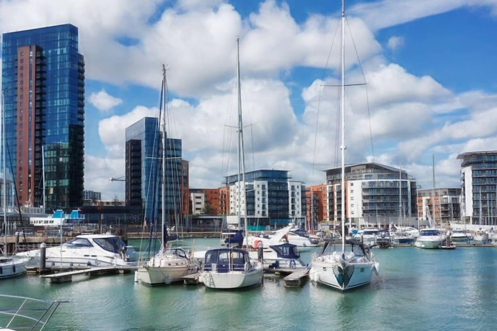 Welcome 4 Business Or Pleasure! Super Central Southampton 'City Vibes' # Stylish Apartment With Outdoor Space 1-4 Guests Book Your City Break Or Pre-Cruise Stay! Close To Mayflower Theatre, Universities, Cruise Terminals, Hospitals & Shops! Exterior photo