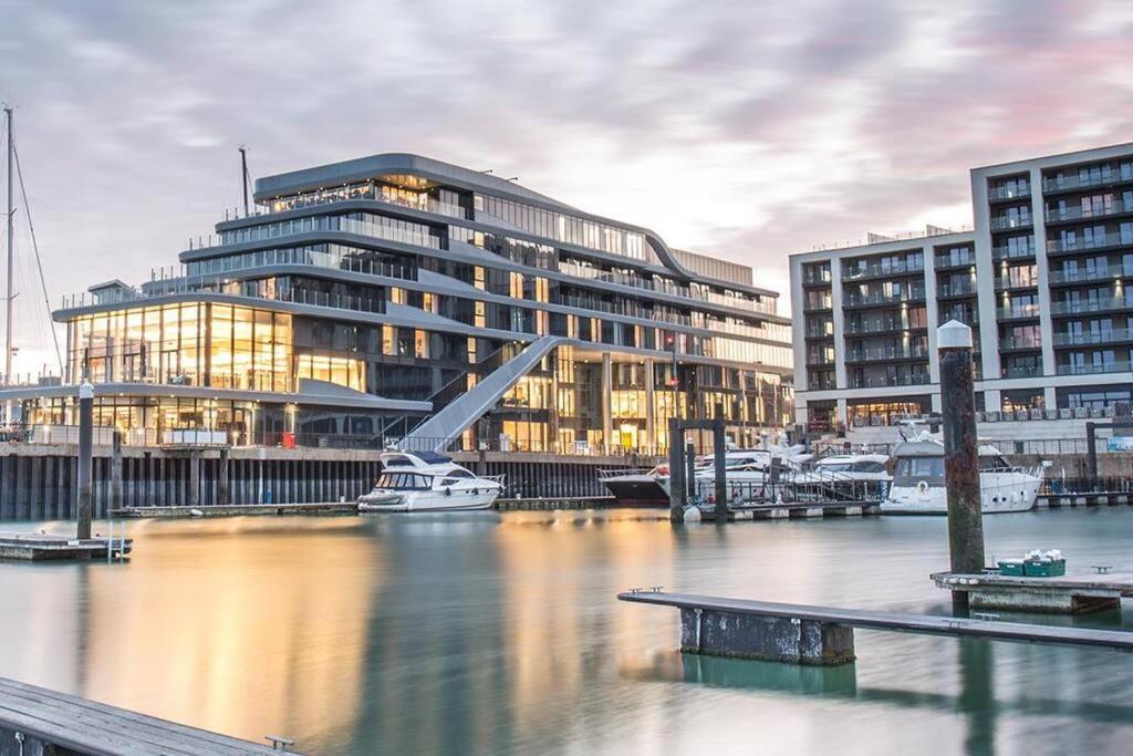 Welcome 4 Business Or Pleasure! Super Central Southampton 'City Vibes' # Stylish Apartment With Outdoor Space 1-4 Guests Book Your City Break Or Pre-Cruise Stay! Close To Mayflower Theatre, Universities, Cruise Terminals, Hospitals & Shops! Exterior photo