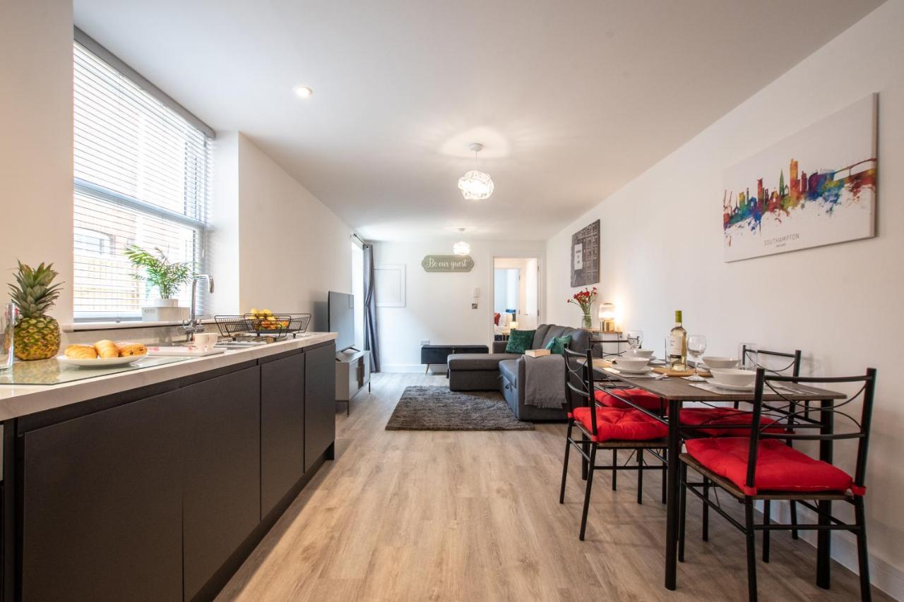 Welcome 4 Business Or Pleasure! Super Central Southampton 'City Vibes' # Stylish Apartment With Outdoor Space 1-4 Guests Book Your City Break Or Pre-Cruise Stay! Close To Mayflower Theatre, Universities, Cruise Terminals, Hospitals & Shops! Exterior photo